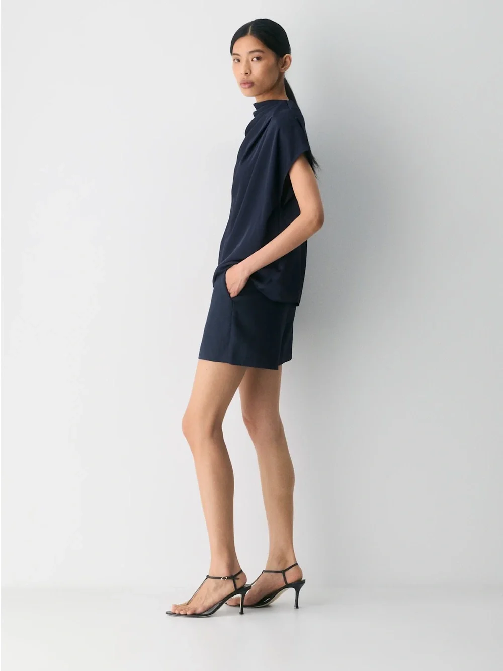 NWT Aritzia Babaton New Agency Mid-Thigh Short PowerLinen™ Admiral Navy $98